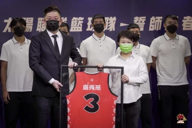 盧秀燕市長與汪蔚傑總經理致贈球衣。官方提供
