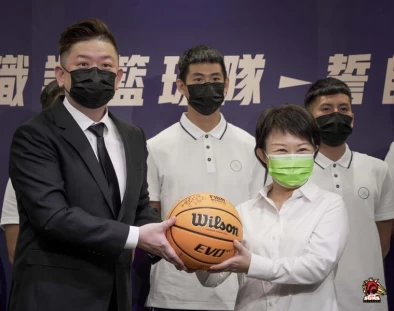 盧秀燕市長與汪蔚傑總經理致贈全隊簽名球。官方提供