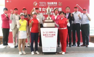 2021聲寶女子公開賽記者會,聲寶集團陳盛沺總裁(後排左四)和台灣女子職業高爾夫協會劉依貞理事長(後排右四)及台北高爾夫俱樂林於豹董事長(後排右三)及貴賓選手出席記者會。鍾豐榮攝
