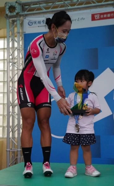 蕭美玉女兒一把搶走媽媽的獎座。游智勝攝