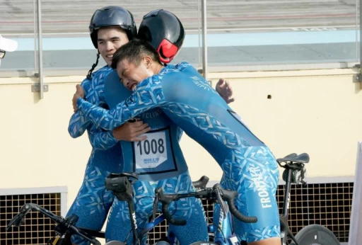 台北市車手如願奪場地賽首金後開心的抱在一起慶祝。游智勝攝
