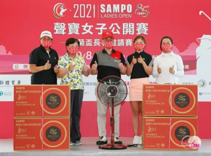聲寶集團許經朝(中)頒發特別獎項聲寶85週年紀念扇,由各組冠軍代表受獎。TLPGA提供/葉勇宏攝影