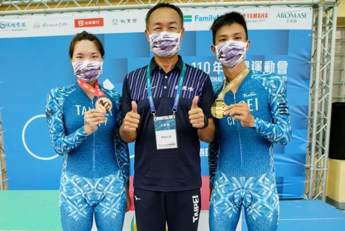 台北市體育局長李再立(中)與北市金銅牌車手杜志濠、李婷婷合照。游智勝攝