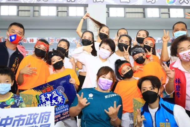 盧市長與民眾合照。台中市運動局提供