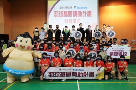 大同高中獲選績優學校,受贈訓練用球。官方提供
