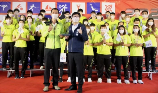 女子手球隊全運會甫獲四連霸，教練阮世賢將獎座獻給市長陳其邁，分享摘金喜悅。 高雄市政府運動發展局提供