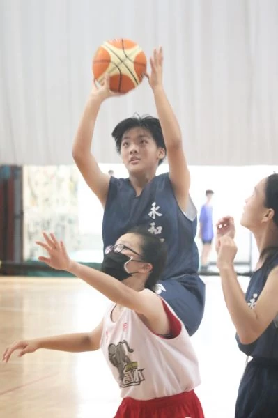 女生組永和梁育慈禁區強攻12分。大會提供