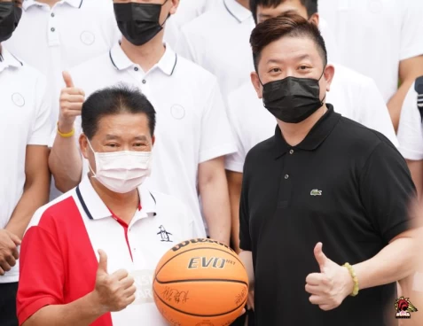 總經理汪蔚傑(右)致贈全隊簽名球給鎮瀾宮副董事長鄭銘坤(左)。官方提供