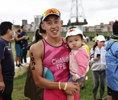 張團畯連霸後開心抱起女兒合照。李鴻明攝