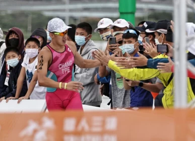 張團畯抵達終點前不忘跟粉絲擊掌。李鴻明攝