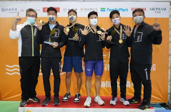 台中市泳隊在男子400混接力完成5連霸。游智勝攝