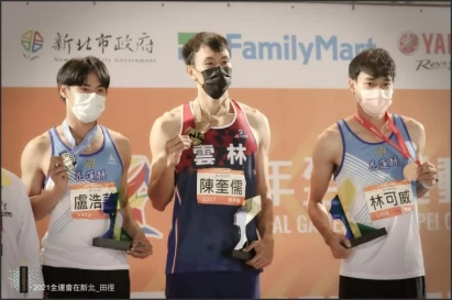 盧浩華(左)奪得銀牌。圖/盧浩華提供