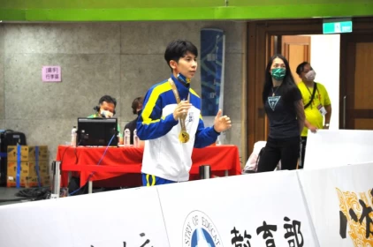 賽後後立即在場邊提醒場上同學注意對手狀況。黃士綸提供