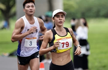 雷理莎身披高雄市戰袍出賽馬拉松。李鴻明／攝