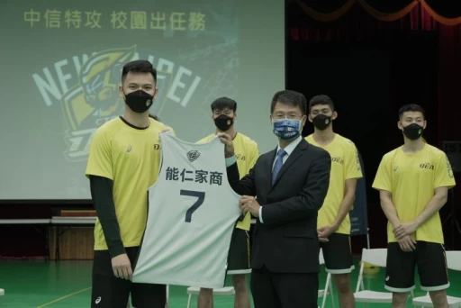 洪志旻校長與謝亞軒。官方提供