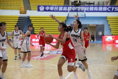 石牌汪真依自後封堵仁武劉妤琳切入。大會提供