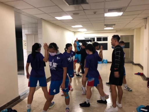 海星逆轉隊史首勝，賽後仍魚貫做操。大會提供