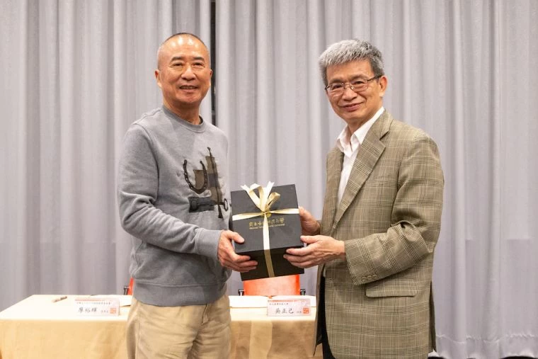 師大校長吳正己回贈紀念花瓶予基金會董事長廖裕輝。海碩整合行銷提供