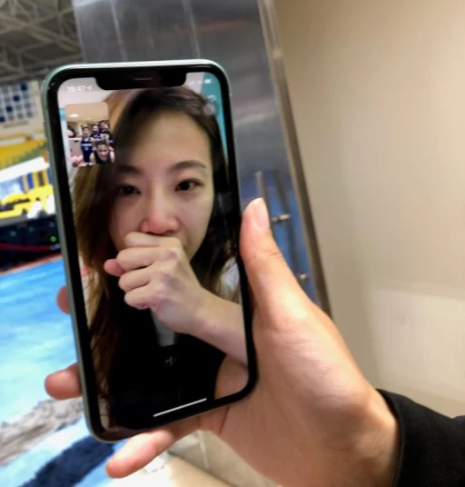 南湖晉級正在自主管理的「小乖教練」孫韻筌第一時間跟球員視訊頻頻拭淚。大會提供