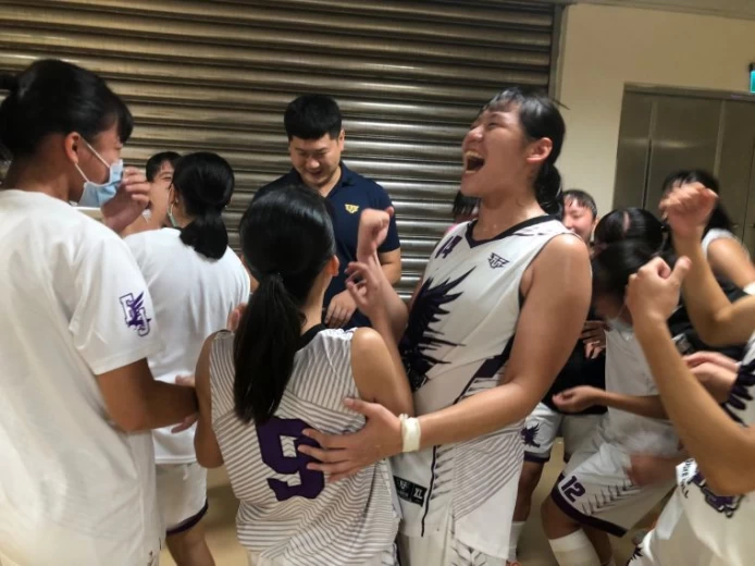 輔仁8人撐場一日兩勝晉級，「蚊子教練」黃玟穎激動飆淚。大會提供