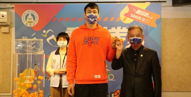 教育部葉丁鵬參事與「台灣欄神」陳奎儒一同抽出本周動滋券幸運尾碼。體蝴署提供
