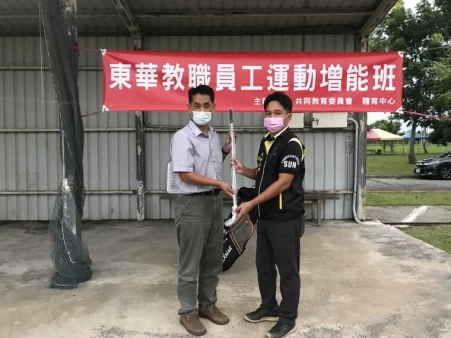 花蓮縣高爾夫委員會捐贈30支全新球桿給東華大學,由副校長徐輝明(左)代表接受,右為花蓮高球委員會選訓會主委林永巨.。官方提供