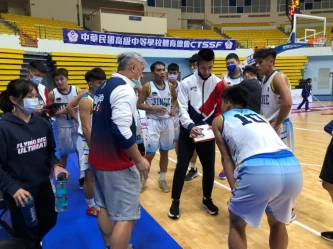 張立杰新掌錦和兵符協助資深教練陳鴻杰(中)2連勝。大會提供