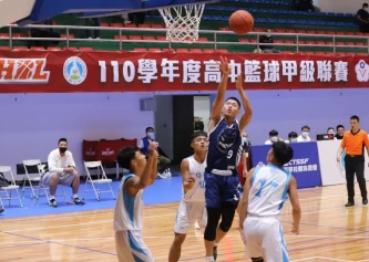 治平高二前鋒呂慶鴻14分、14籃板「雙十」演出。大會提供
