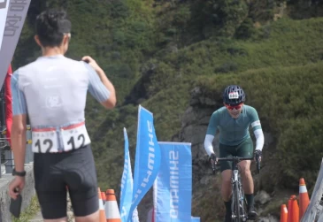 范永奕迎接學員楊仲凱衝終點。中華民國自行車騎士協會提供