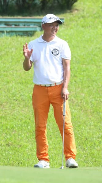 高雄公開賽第三回合呂偉智第18洞下坡神奇推桿拿下博蒂。鍾豐榮攝影
