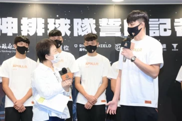 臺中市長盧秀燕(左)在記者會上訪問太陽神隊長盧清銓(右)。臺中太陽神提供