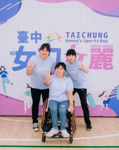 帕運健力選手林亞璇(前)、帕運桌球選手林姿妤(後右)、帕運桌球教練蔡貴蘭(後左)。台中運動局提供