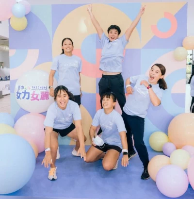 眾多臺中傑出女運動選手力挺活動。圖為江天紅(後左)、張筑涵(後中)、陳瑋涵(後右)、周芝瑾(前左)、劉旻菁(前右)。台中運動局提供