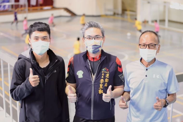 台中市政府運動局局長李昱叡(中)親自到場關心,左為興華高中教練陳裕彬、右為台中足委會林洪銘。台中足委會提供