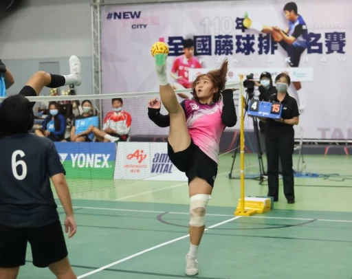 台東大學阮鈺棋屢屢網前殺球得分。大會提供