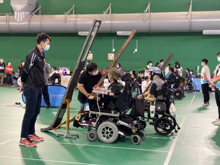 助理員是選手在場不可或缺的角色。張曜麟攝