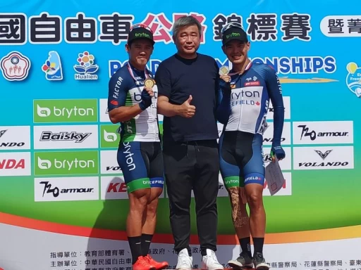 Team Bryton Icefield領隊王聖慜(中)親頒自己車隊車手第2、3名的吳之皓、蕭世鑫。詹健全攝