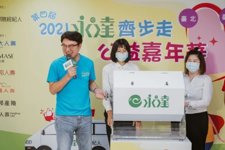 吳文永董事長(左)線上直播抽大獎。大漢整合行銷提供