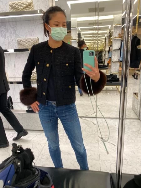 謝淑薇在臉書po上帥氣逛街照。摘自謝淑薇臉書