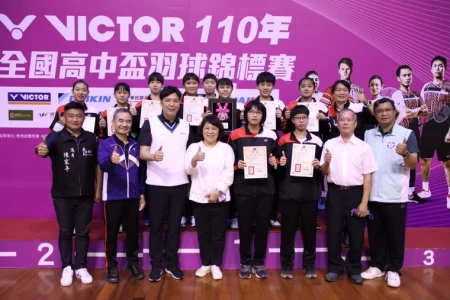 嘉義市長黃敏惠及中華羽協理事長張國祚為女團冠軍亞柏雄中A頒獎。羽協提供