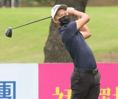 第二回合沈威成擊出69桿以(-1)暫並列第四。大會提供鍾豐榮攝影