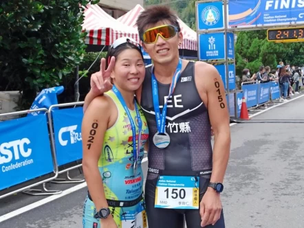張嘉家封后後與男友李育仁開心合照。中華民國鐵人三項協會提供