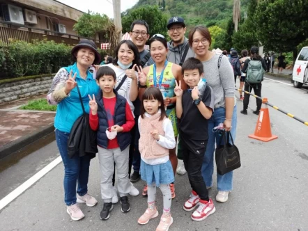 張嘉家與粉絲加油團合照。中華民國鐵人三項協會提供