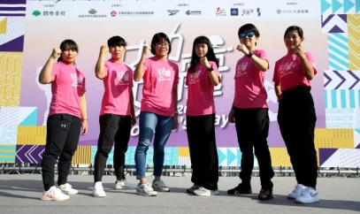 110年全運會高雄市女子組金牌選手江念欣(左起) 、胡家蓁、陳思安、黃品潔、李沛晴、黃亭茵等。高雄運發局提供