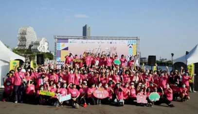 「2021高雄女力女麗Women`s Day」在駁二特區淺碼頭廣場舉行，與會人員大合影。高運發局提供