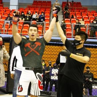 三田二生(左)獲勝。官方提供