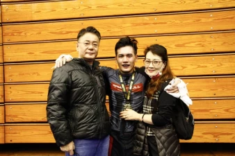青柳克明與父母合照。官方提供
