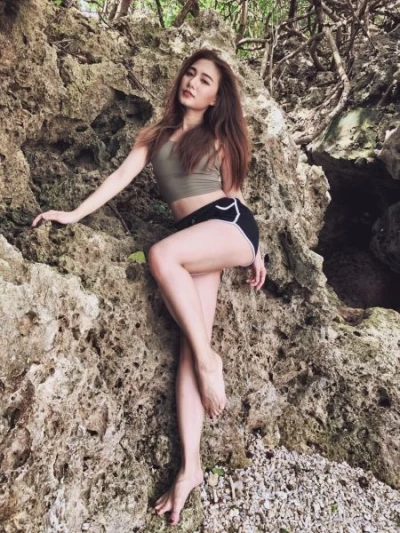 舉牌妹小J。本人提供