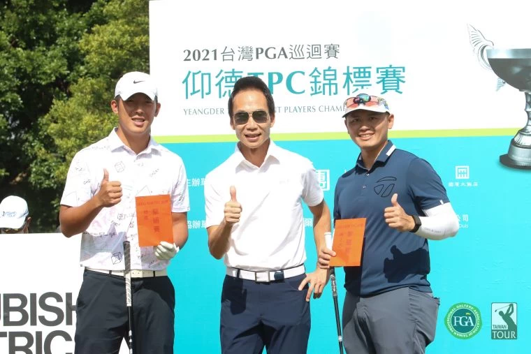 仰德集團董事長許育瑞(中)頒發擊遠大賽獲勝獎金給溫楨祥(左)及林冠伯。TPGA提供／鍾豐榮攝影
