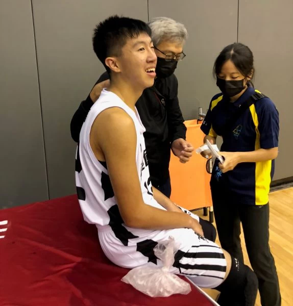 信義「一哥」連冠嘉眼角兩度受創變浴血英雄,邊治療邊加油感召隊友贏球。大會提供